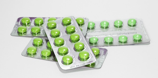Die dünne Hülle, in der Tabletten verpackt sind, heißt ...