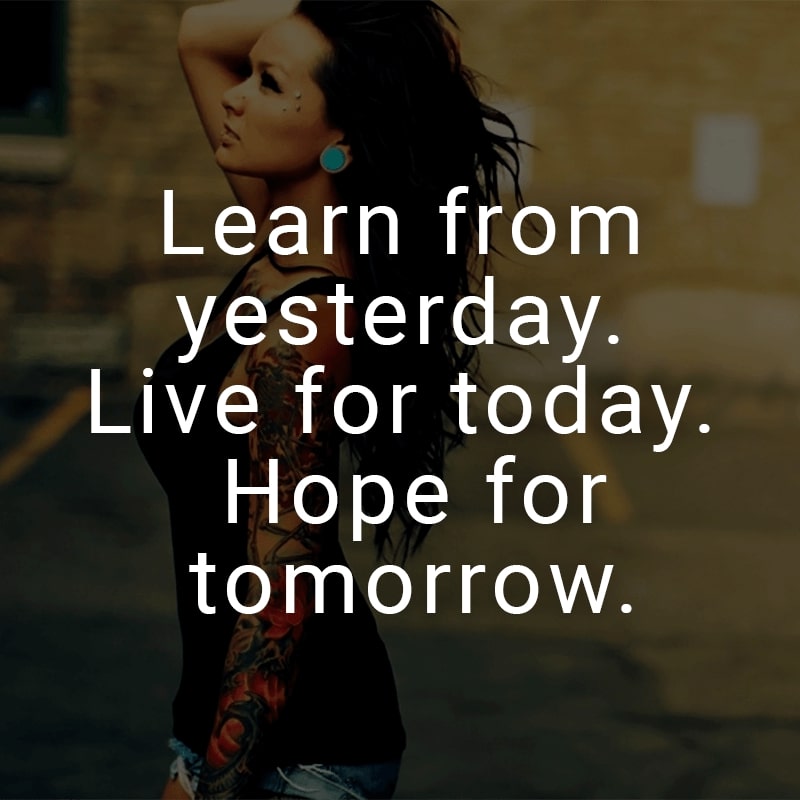 Learn from yesterday. Live for today. Hope for tomorrow. (Englisch für: Lerne von gestern. Lebe für heute. Hoffe auf morgen.)