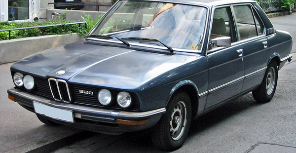 Wessen Wagen fährt hier vor?