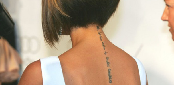 Und wessen Wirbelsäule ist mit diesem Tattoo geschmückt?