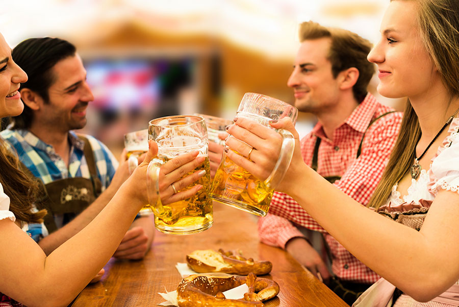 Bier trinken auf dem Oktoberfest